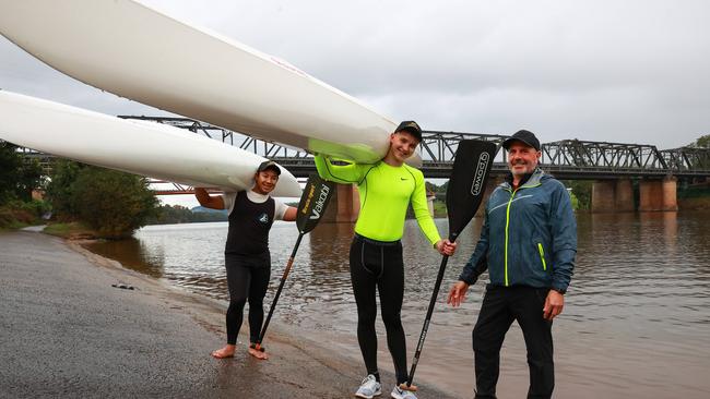 Jason Han (left) training with Ukrainian refugee paddler Max Gandziuk (middle) and Richard Fox on the Nepean River. Picture: Justin Lloyd.