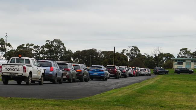 Those waiting in the Mount Gambier Covid testing clinic line are predicting a 2 to 3 hour wait. Picture: Jessica Ball