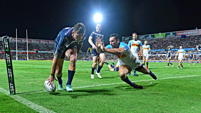 Kyle Feldt scores a try in the corner for the Cowboys. Picture: Zak Simmonds