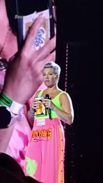 Pink shares verdict after trying Aussie biscuits at Melbourne show