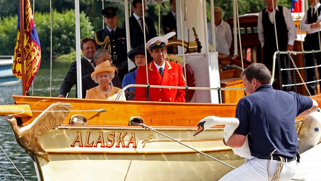 Queen Elizabeth II, pictured with Swan Marker David Barber (red jacket) on the Thames (Photo by Sang Tan — WPA Pool/Getty Images)