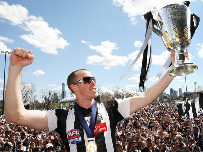 03/10/2010 NEWS: 03/10/2010 NEWS: Collingwood Family Day at Goschs Paddock. Capt. Nick Maxwell and with the Premiership Cup in front of the huge crowd.