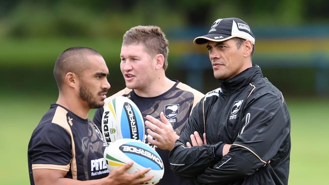 New Zealand Kiwis coach Stephen Kearney (right) looks on during the team's captain’s run. Picture: AAP Image/Dan Peled