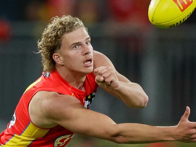 GOLD COAST, AUSTRALIA - APRIL 13: Jed Walter of the Suns handpasses the ball during the 2024 AFL Round 05 match between the Gold Coast SUNS and the Hawthorn Hawks at People First Stadium on April 13, 2024 in Gold Coast, Australia. (Photo by Russell Freeman/AFL Photos via Getty Images)