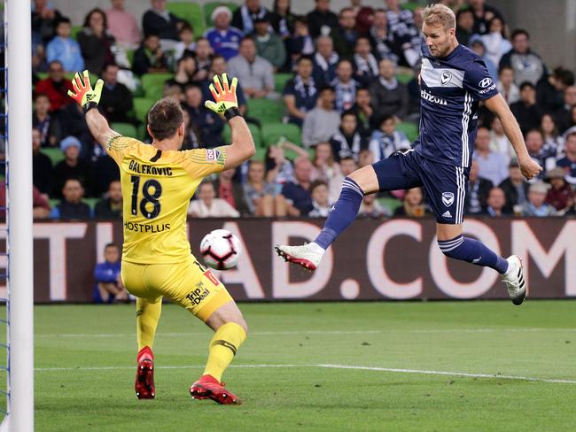 Ola Toivonen of the Victory scores a goal beating Eugene Galekovic of Melbourne City during the Round 9 A-League match between Melbourne City and Melbourne Victory at AAMI Park in Melbourne, Saturday, December 22, 2018. (AAP Image/George Salpigtidis) NO ARCHIVING, EDITORIAL USE ONLY
