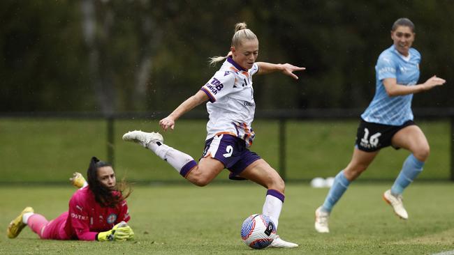 MELBOURNE, AUSTRALIA - DECEMBER 09: Millie Farrow of Perth Glory runs with the ball to score her third goal during the A-League Women round seven match between Melbourne City and Perth Glory at Genis Steel Stadium, on December 09, 2023, in Melbourne, Australia. (Photo by Darrian Traynor/Getty Images)