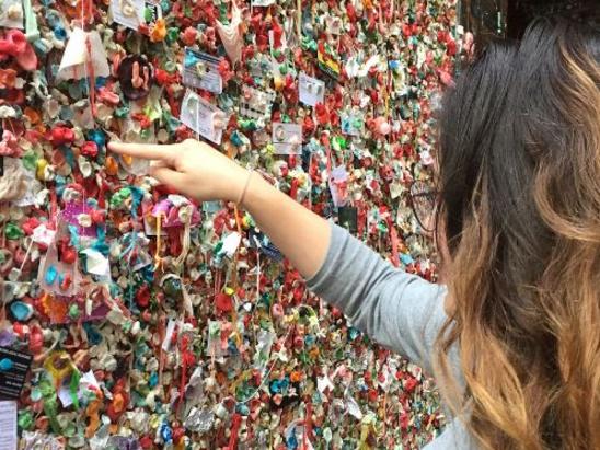 Tourists love this “disgusting” wall covered in chewing gum in Seattle