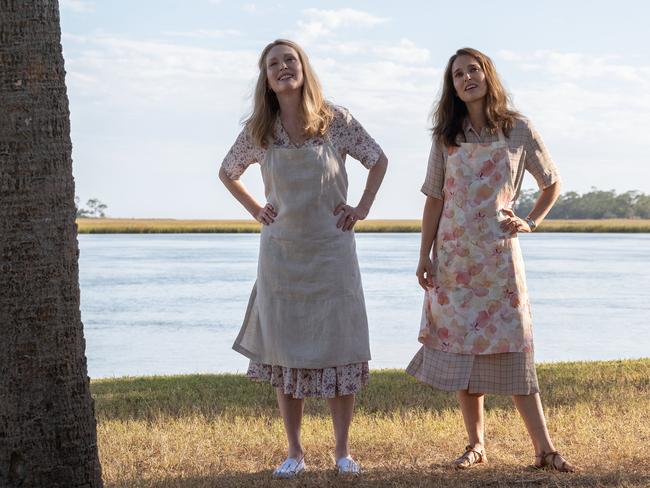 May December. (L to R) Julianne Moore as Gracie Atherton-Yoo and Natalie Portman as Elizabeth Berry in May December. Cr. Francois Duhamel / courtesy of Netflix