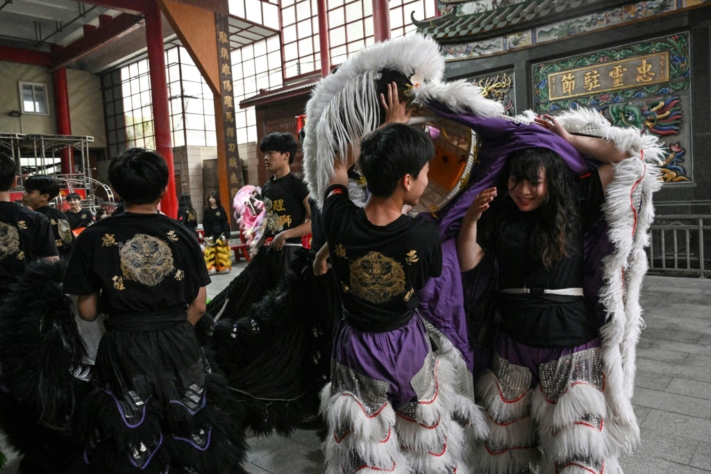 Chinese lion dance troupe shrugs off patriarchal past