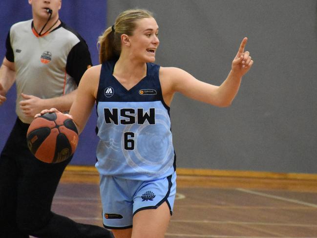 NSW's Felicity Henderson runs the floor at the Under-20 National Championships. Picture: Wes Cusworth