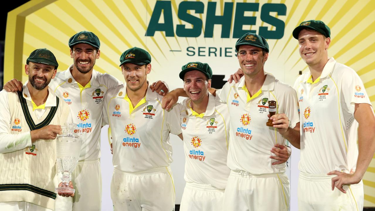 Nathan Lyon, Mitchell Starc, Scott Boland, Jhye Richardson, Pat Cummins and Cameron Green of Australia celebrate with the Ashes after winning the Fifth Test (Photo by Robert Cianflone/Getty Images)