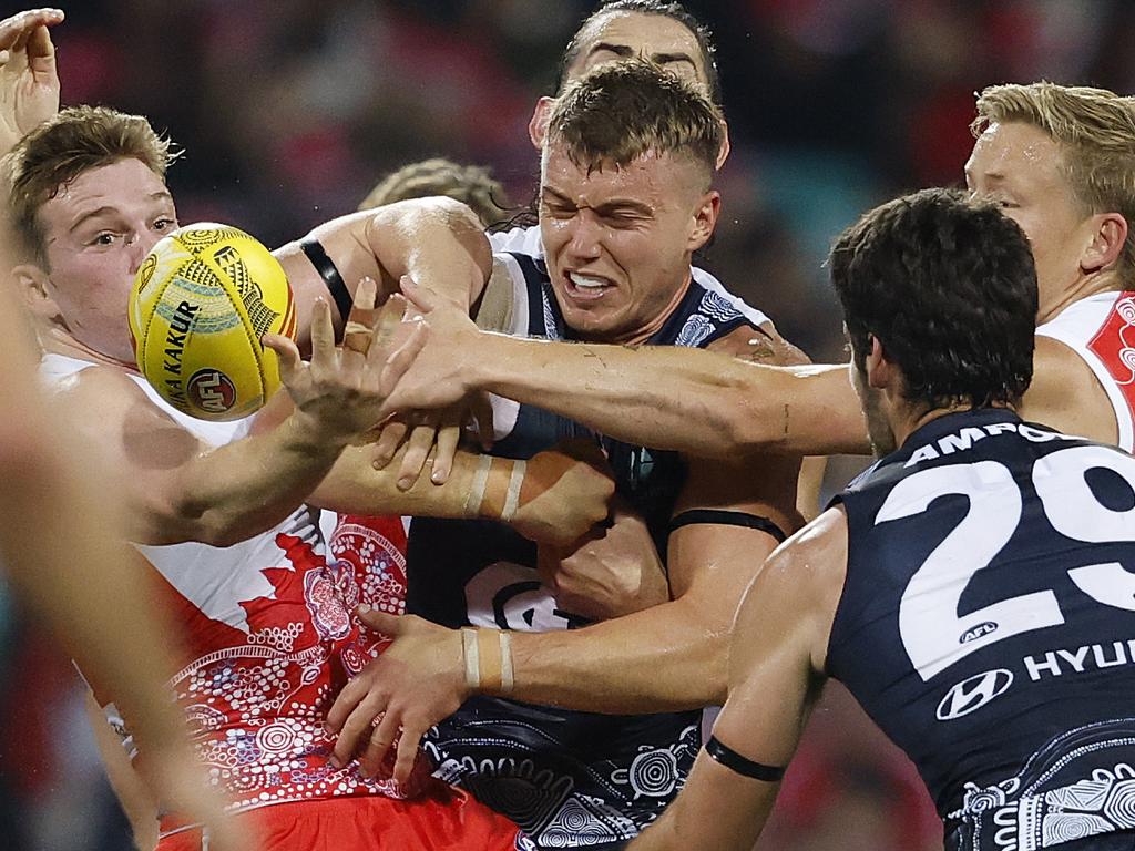 Patrick Cripps tries to crash his way through a pack.
