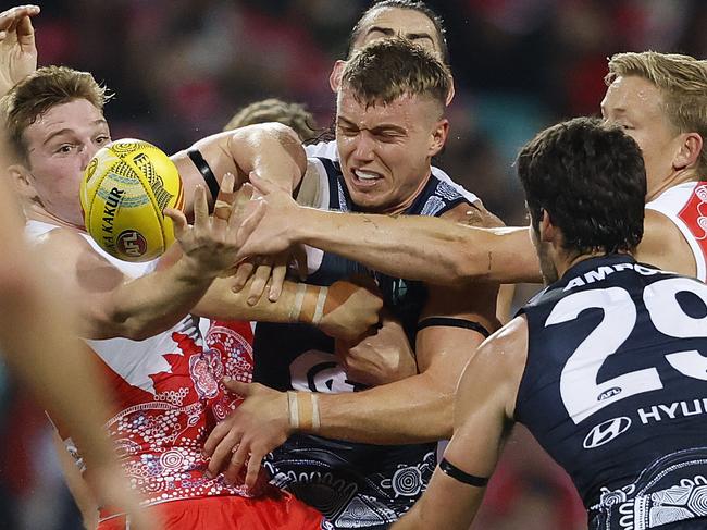 Patrick Cripps tries to crash his way through a pack.