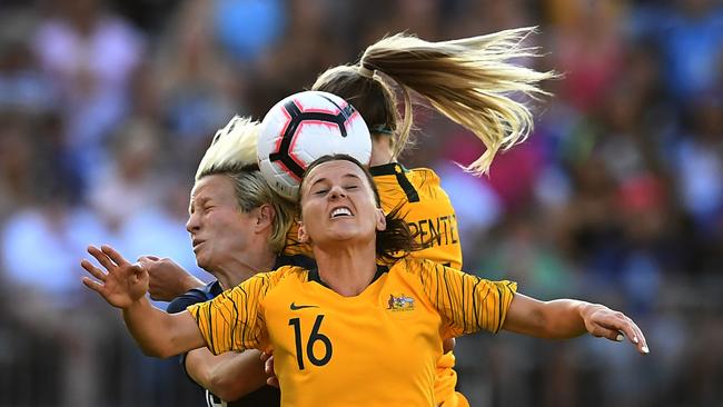 Australia's Hayley Raso heads the ball with USA's Megan Rapinoe during the 2018 Tournament of Nations at Pratt &amp; Whitney Stadium at Rentschler Field on July 29, 2018 in East Hartford, Connecticut. / AFP PHOTO / TIMOTHY A. CLARY