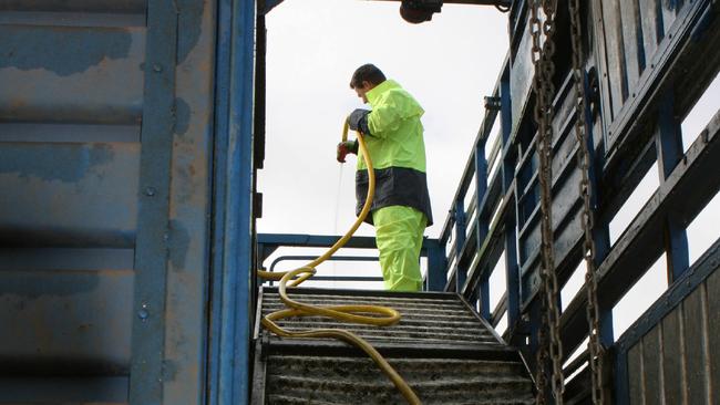 Farmers are calling for truck washes to be built close to Melbourne, to plug a gap in the state’s ability to protect livestock and respond to biosecurity threats.