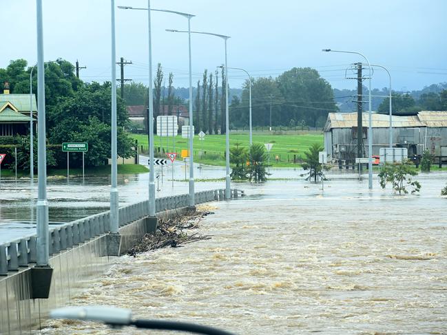 The newly completed Windsor Bridge in Windsor is closed as floodwaters rise. Picture: NCA NewsWire/Jeremy Piper