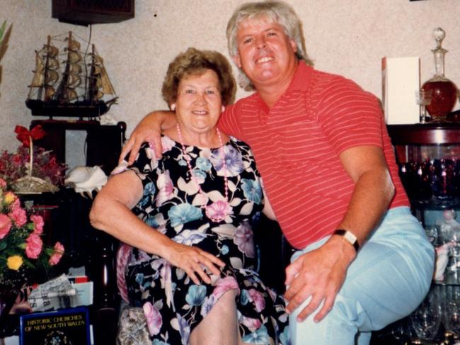 Les with his late mum Iris Rose Kirkwood.