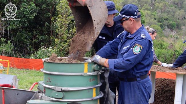 Police searching for remains in bushland at Figtree. Picture: NSW Police