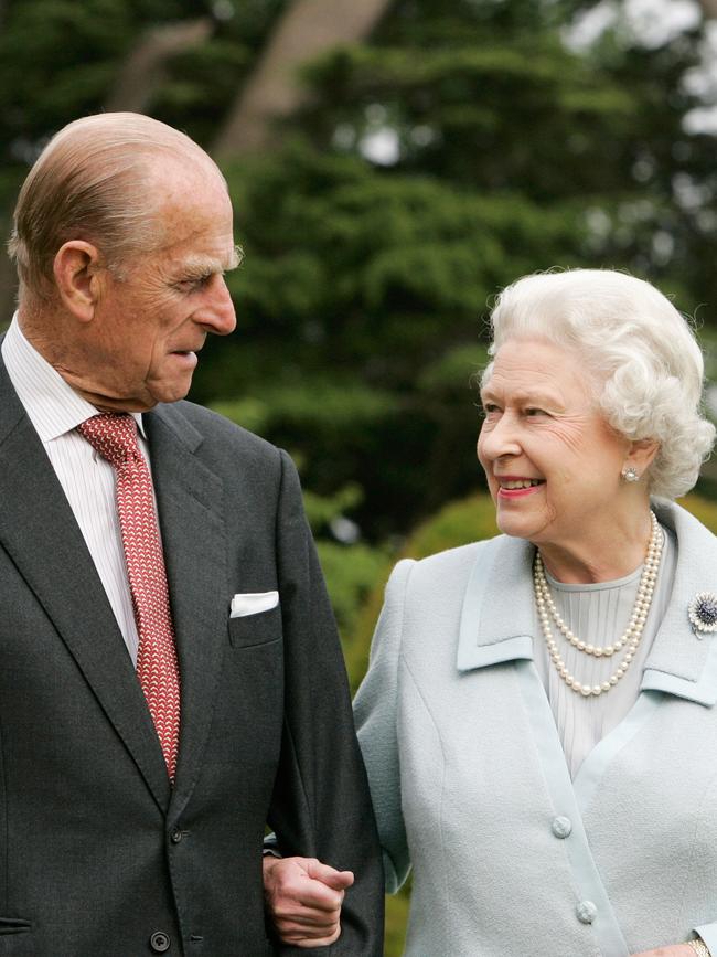 The Queen and Prince Philip recreate their honeymoon pose for their Diamond Anniversary. Picture: Getty Images.