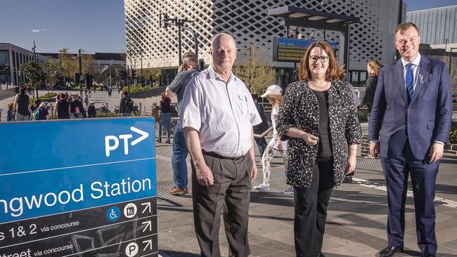 Ringwood RSL president David Jamison, pictured Ringwood MP Dee Ryall and Opposition police spokesman Edward O'Donohue, has welcomed the Coalition’s pledge of a new daytime PSO shift.