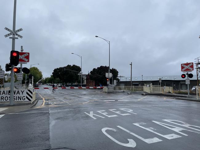 The Lydiard St crossing with mechanical half boom barriers in March 2023.