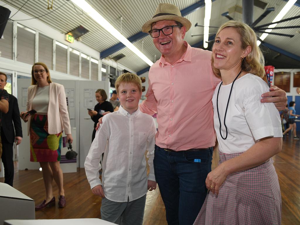 Labor candidate for Wentworth Tim Murray with his wife Pauline and son Oscar at the last election. (AAP Image/Dan Himbrechts).