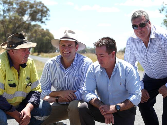 MOLONG, AUSTRALIA. NewsWire Photos. January 3 2023 NSW Premier Dominic Perrottet makes a road funding announcement in Molong NSW. Here he inspects the state of local roads with Cabonne Council worker Greg Mills,  Minister for Regional Transport and Roads Sam Farraway, Deputy Premier Paul Toole and Cabonne Mayor Kevin Beatty. Picture: NCA NewsWire/Steve Gosch