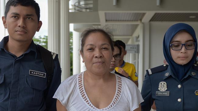 Australian national Maria Elvira Pinto Exposto (2nd R) is escorted by Malaysian customs officials as she arrives at the Magistrate Court in Sepang on April 30, 2015. An Australian woman faces a possible death sentence for drug trafficking in Malaysia after a prosecutor said on April 30 a chemist's report confirmed the substance found in her bag was crystal methamphetamine. AFP PHOTO / MOHD RASFAN