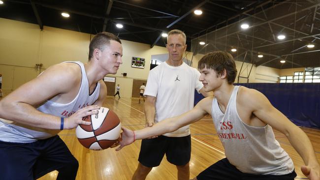 Andrew Lomakin (right) at a camp with former NBA coach Mike Dunlap.