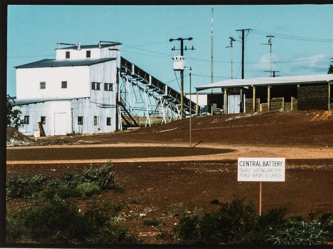 Government battery at Tennant Creek in 1980. Ownership was transferred from government to the local community to develop as a tourist attraction