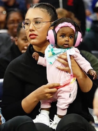 Olivia Simmons and her daughter court-side at the NBA.