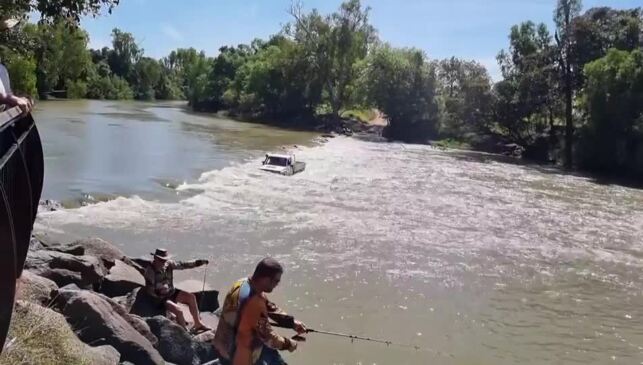 Ute makes nailbiting attempt across croc-infested waters at Cahills Crossing