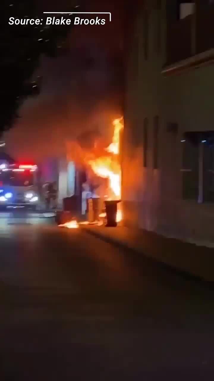 Fire rages at Geelong pub on Boxing Day night