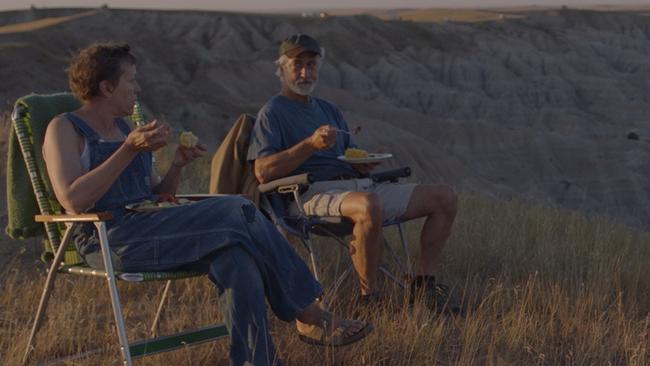 Frances McDormand and David Strathairn acted with mostly non-professional actors in Nomadland.