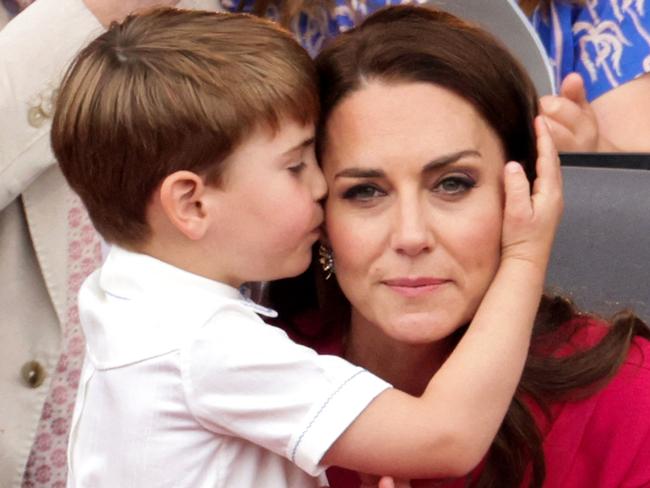 TOPSHOT - Britain's Catherine, Duchess of Cambridge, (R) is huged by her son Britain's Prince Louis of Cambridge (L) during the Platinum Pageant in London on June 5, 2022 as part of Queen Elizabeth II's platinum jubilee celebrations. - The curtain comes down on four days of momentous nationwide celebrations to honour Queen Elizabeth II's historic Platinum Jubilee with a day-long pageant lauding the 96-year-old monarch's record seven decades on the throne. (Photo by Chris Jackson / POOL / AFP)