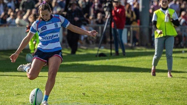 Roma player Hannah Jakins showing off her rugby skills.