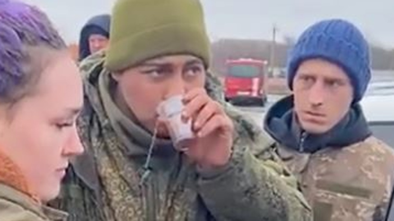 Un soldat russe capturé filmé au téléphone avec sa mère