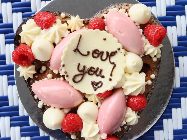 EAT STREET + Valentine's Day sweets 2023 - Sweet Belem - Valentine's cakes, photo - Jenifer Jagielski.jpg