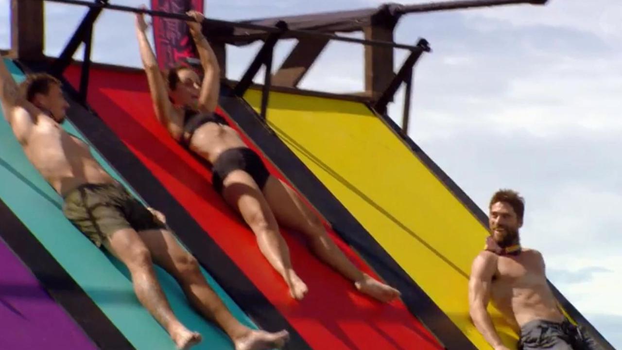 As Simon slides down, Pia puts both hands on the bar — but Luke still seems to be hanging.