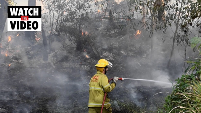 Grass fire sends smoke over Darwin