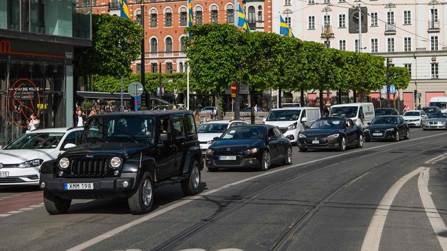 (FILES) Cars que up during rush hour in Stockholm on May 29, 2020. Stockholm will ban petrol and diesel cars in a central 20-block area of the city as of 2025 in a bid to improve air quality, a vice-mayor said October 10, 2023. (Photo by Jonathan NACKSTRAND / AFP)