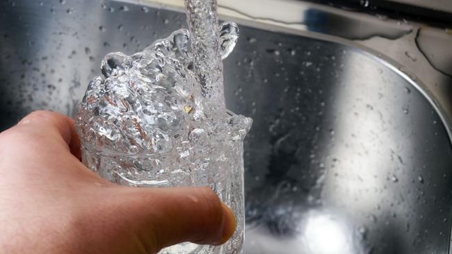 Moment during the filling of water in a glass.