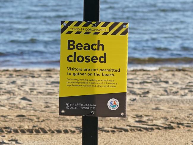 A Beach closed sign is seen at St Kilda beach in Melbourne, Monday, April 13, 2020. Victoria Police issued 433 fines between 11:00pm on Thursday and 11:00pm on Easter Sunday after conducting thousands of spot checks across the state. A shutdown of non-essential services is in effect Australia wide in a bid to slow the spread of the coronavirus (COVID-19) disease.(AAP Image/Scott Barbour) NO ARCHIVING