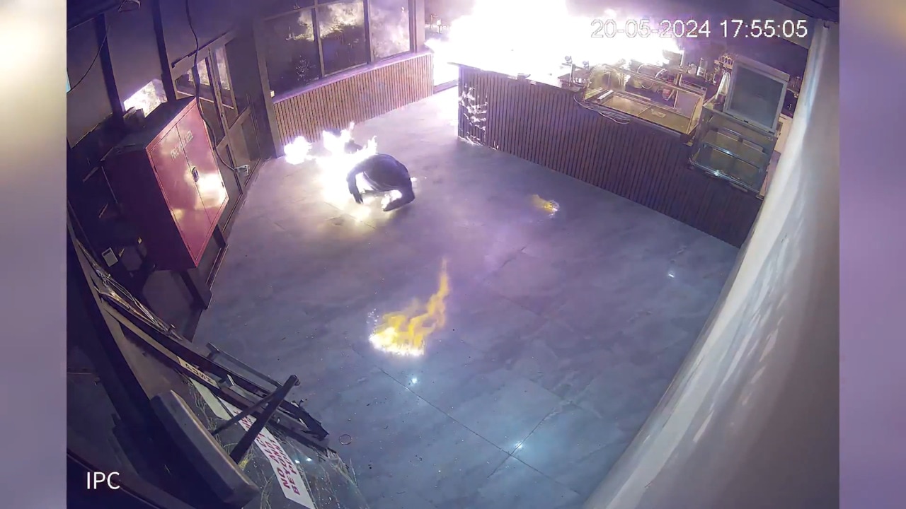 Clumsy arsonist sets himself on fire