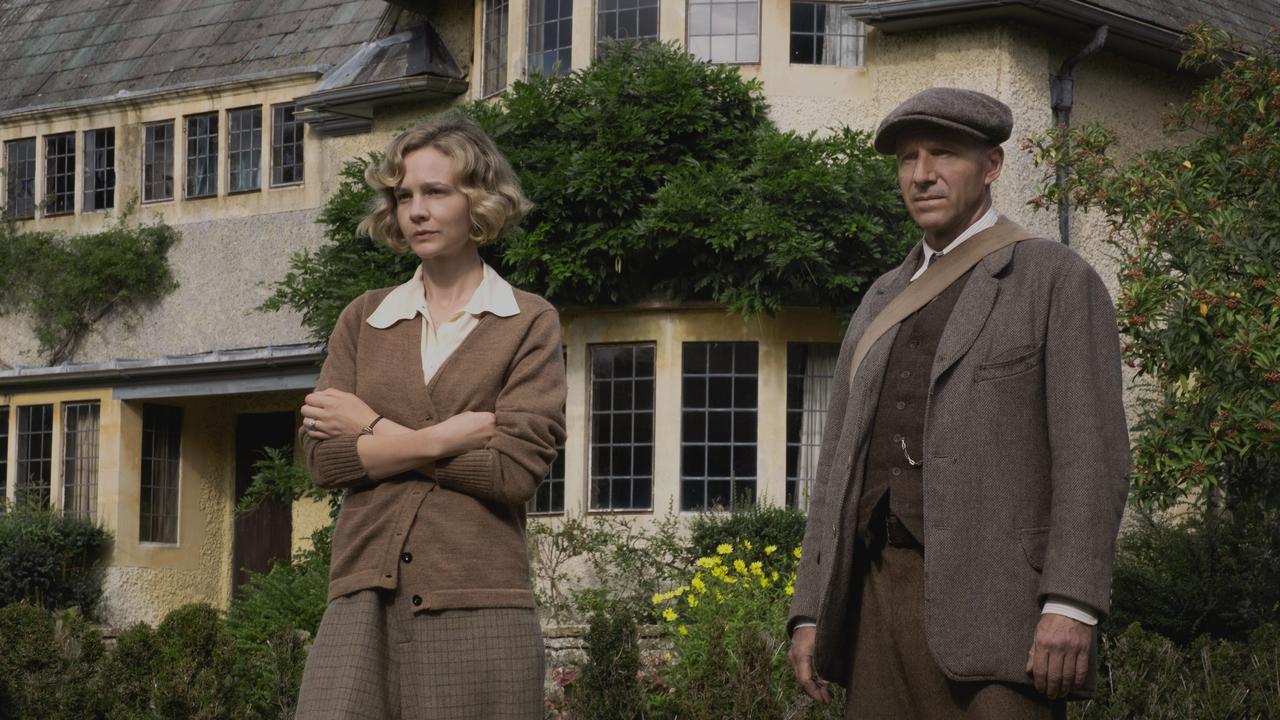 Carey Mulligan and Ralph Fiennes as Edith Pretty and Basil Brown in The Dig.