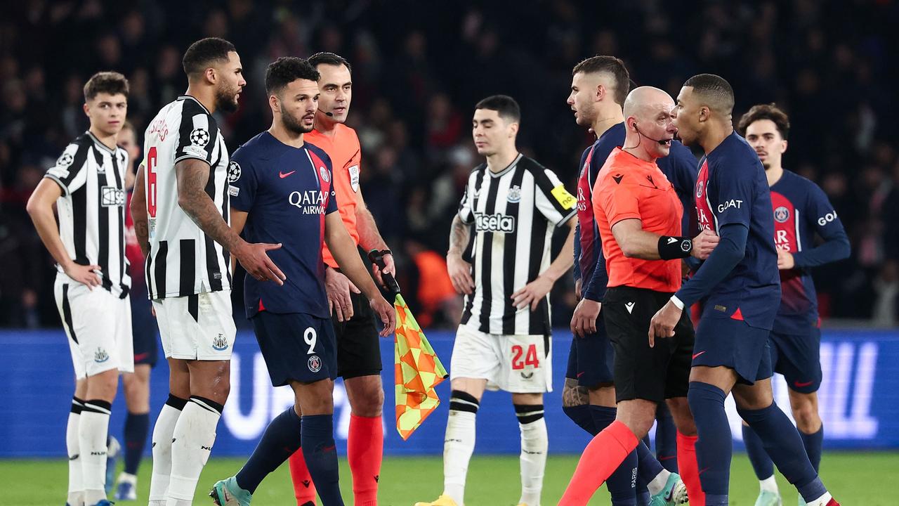 Paris Saint-Germain's French forward #07 Kylian Mbappe (R) argues with Polish referee Szymon Marciniak during the UEFA Champions League 1st round, day 5, Group F football match between Paris Saint-Germain (PSG) and Newcastle United on November 28, 2023 at the Parc des Princes stadium in Paris. (Photo by FRANCK FIFE / AFP)