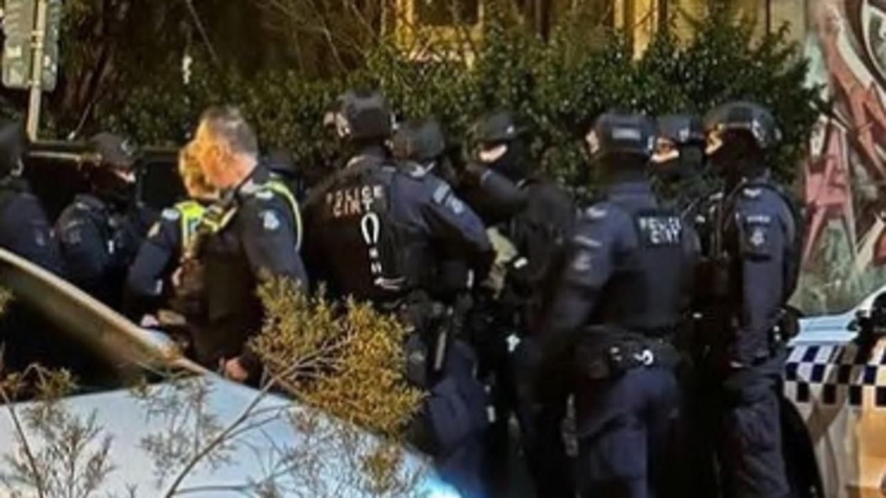 Clifton Hill station: Police swarm station after reports of a man with ...