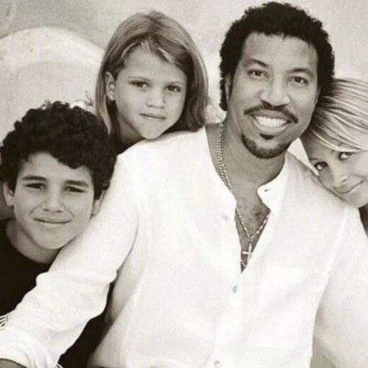 Lionel Richie with his children