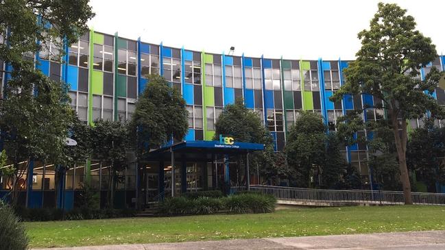 The TAFE campus is located on the Pacific Hwy.