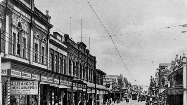 Brunswick St, looking towards Wickham St, with the reconstructed Overells and adjacent Whincup store circa 1907.